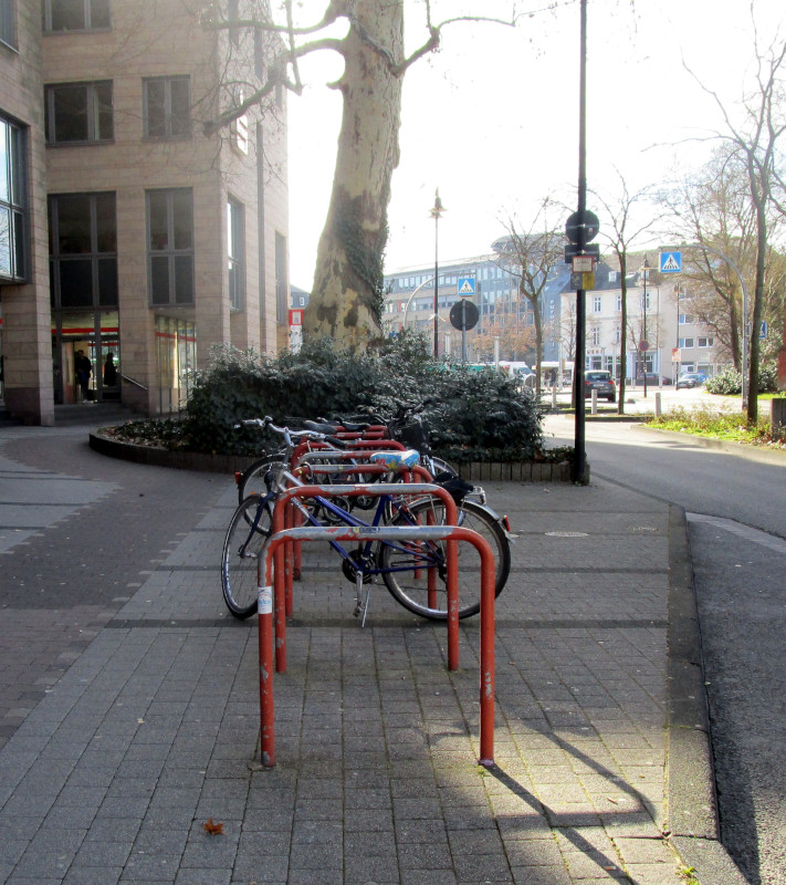 Stresemannstraße - vor der Sparkasse